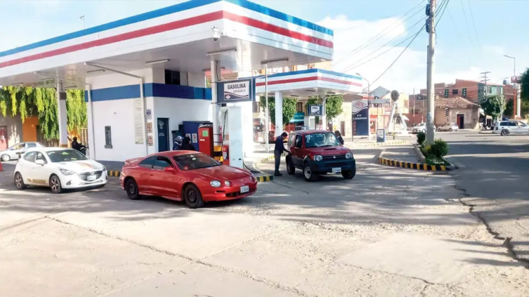Gobierno se compromete a regularizar el servicio de combustible hasta fin de mes