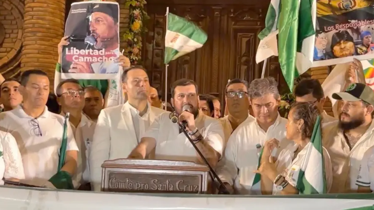 Cívicos cruceños marchan y advierten que estarán en las calles si no resuelve la falta de combustible
