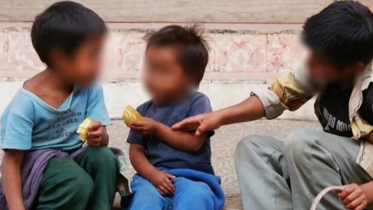 ¡Cuatro niños quedaron sin padres! Buscan a familiares de pareja que murió por inhalar gas mientras dormía