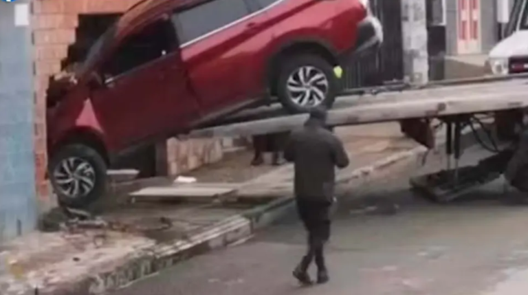Vehículo mata a una persona al estrellarse contra una vivienda en La Paz