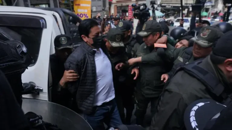 Pumari llega al TDJ de La Paz para la audiencia que revisará su detención preventiva