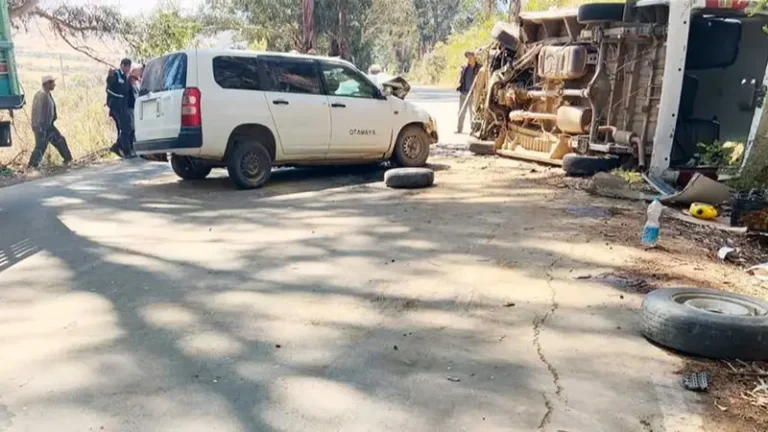 Choque entre vagoneta y minibús deja dos muertos y 12 heridos en el Valle Alto de Cochabamba