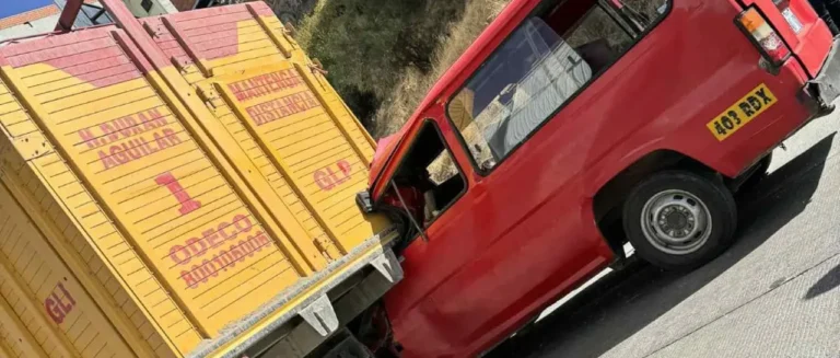 Un muerto y seis heridos deja el choque de un minibús contra un camión de gas en la autopista La Paz – El Alto