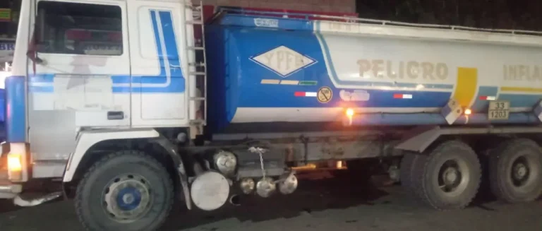 La Paz: Secuestran cisterna con 24 mil litros de diésel; conductor huyó y un militar fue aprehendido, reporta la Policía