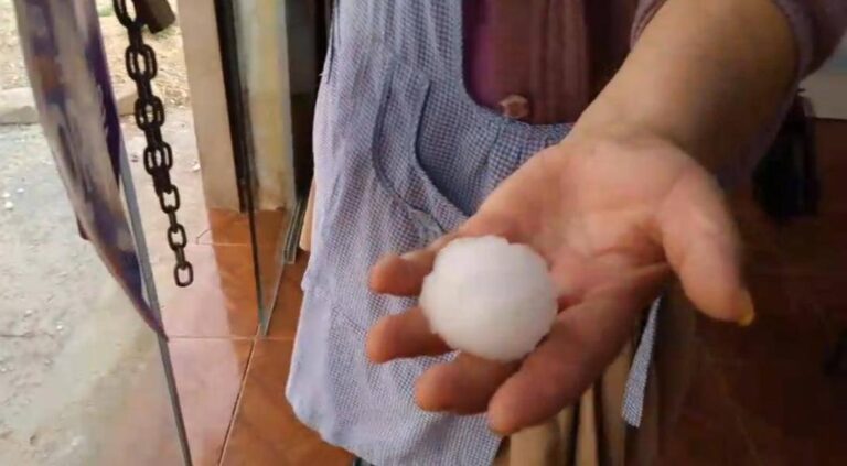 Intensa granizada perforó techos y provoca daños en la ciudad de Tarija
