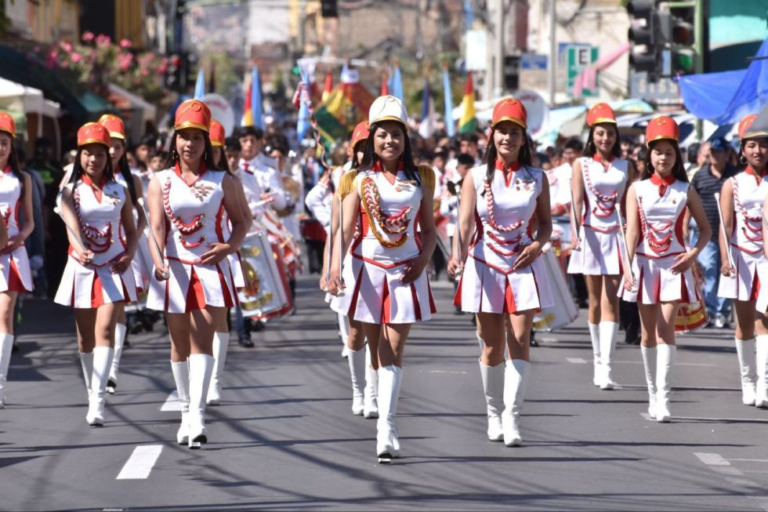 Cochabamba celebra su 215 aniversario con desfiles y el estreno de la Línea Amarilla del Tren Metropolitano