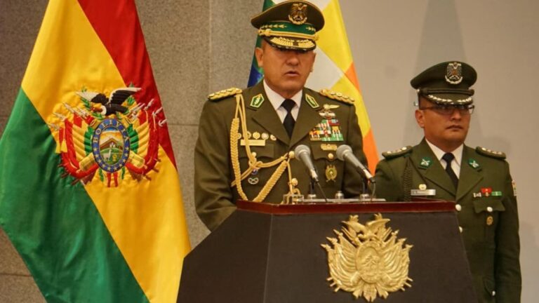 Choquehuanca toma juramento a Estado Mayor Policial; Russo dice que se cumplió ley 1387
