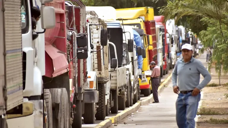 Por falta de divisas, YPFB abastecerá solo el 70% u 80% del combustible esta semana