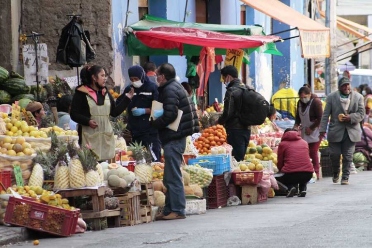 INE confirma la caída del -2,4 % en la economía boliviana por bloqueos y crisis política