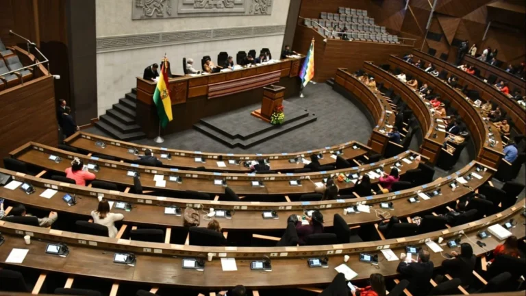 Asamblea Legislativa sanciona la ley del diferimiento de créditos en su última escandalosa sesión