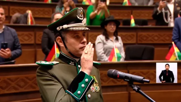 Edmand Lara jura, con uniforme de Policía, a la Vicepresidencia de Bolivia