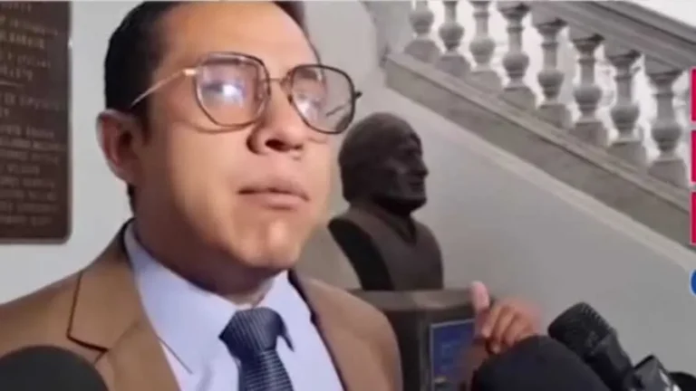 Súmate pide el retiro del busto de Evo de la Asamblea; Brañez sugiere enviarlo a K’ara K’ara