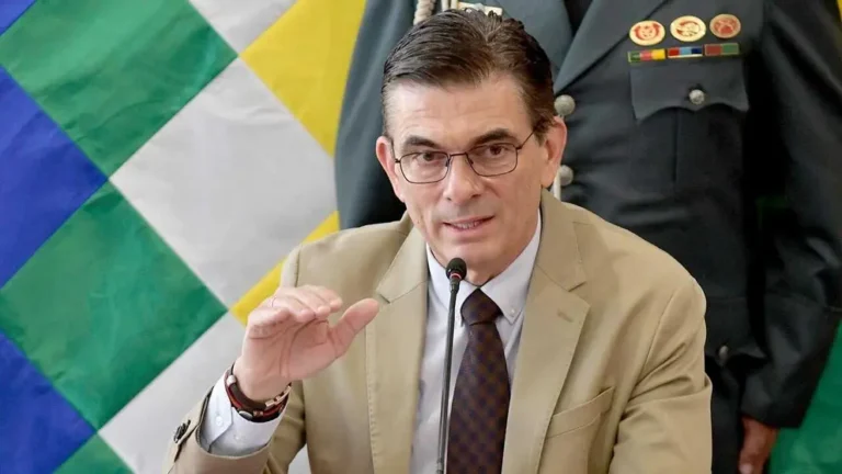 Paz lamenta situación de los hidrocarburos; afirma que se debe estabilizar y reactivar YPFB