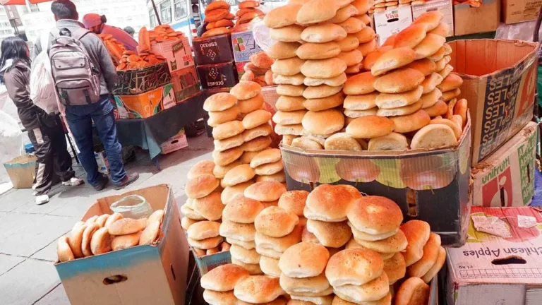 Panificadores “suben” precio del pan a Bs 0.80 y gobierno asegura que no cederá a chantajes