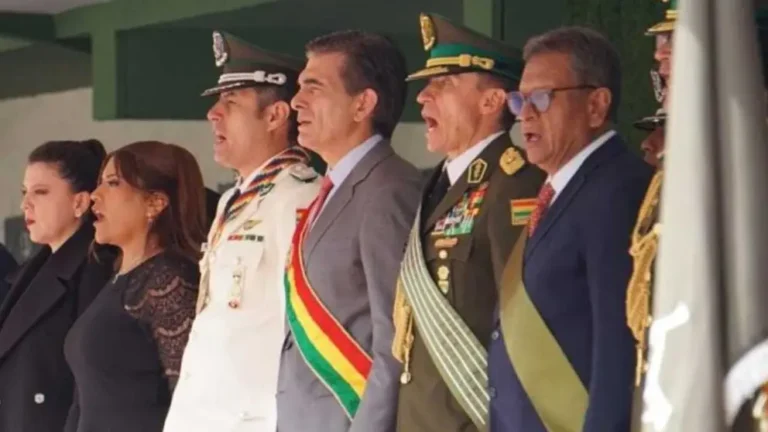 Paz y Lara reaparecen juntos en el acto de egreso de la Anapol