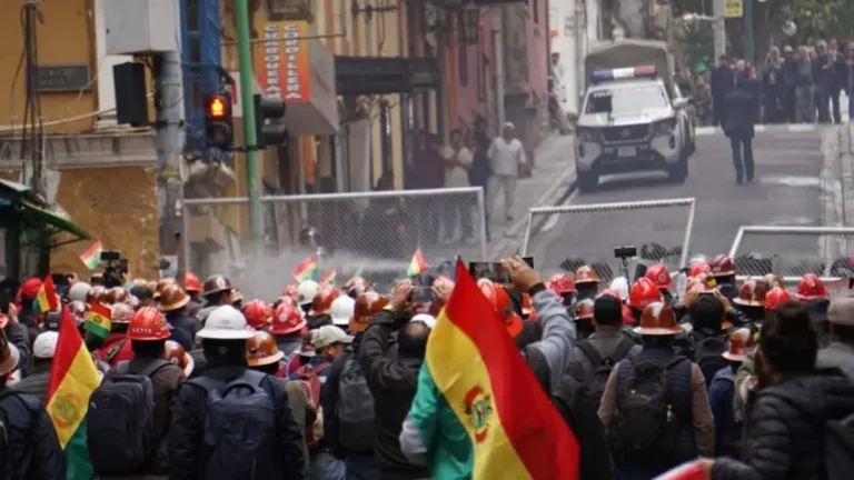 Enfrentamientos entre policías y mineros de la COB dejan 8 detenidos en La Paz