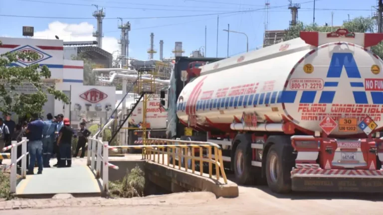 YPFB destituye a dos gerentes y despide a 360 funcionarios por la ‘gasolina desestabilizada’