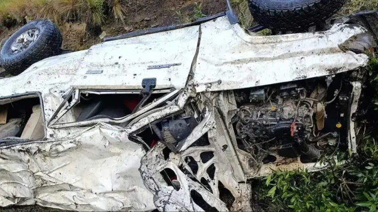 Minibús se embarranca en el norte de La Paz, hay 3 muertos y 8 heridos