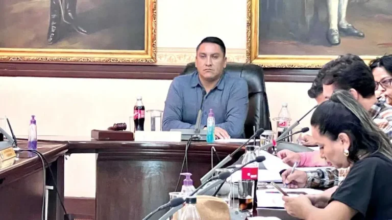 Aprueban contratos para desayuno; nadie se presentó para entregar fruta