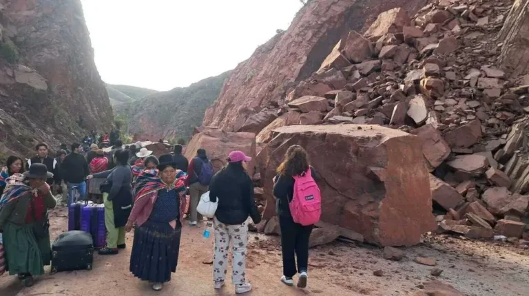 Restricción: Derrumbe en la carretera Cochabamba–Oruro deja vehículos varados