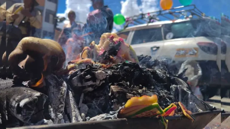 Entre q’oas, globos y serpentinas Bolivia vive el Martes de Ch’alla