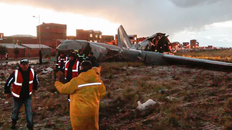 Accidente aéreo en El Alto: Evacúan a heridos, hay saqueos y reportan varios vehículos afectados