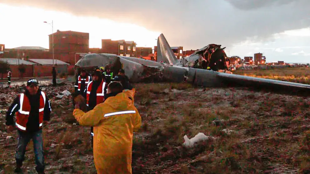 Accidente aéreo en El Alto: Evacúan a heridos, hay saqueos y reportan varios vehículos afectados