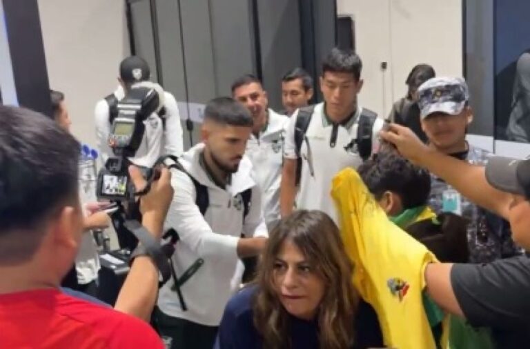 La Selección Boliviana retorna al país y recibe el cariño de la gente