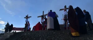 Viernes Santo: Fe y tradición congregan a los fieles en Bolivia para recordar la pasión y muerte de Jesús